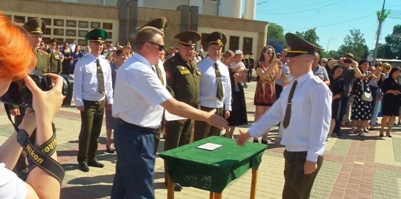 Выпускной офицеров военно-транспортного факультета БелГУТа прошёл на площади Государственного флага (видео)
