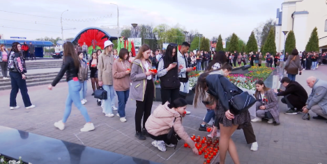 Ко Дню Победы молодежь Гомельщины на Аллее Героев выложила из горящих лампадок число 77