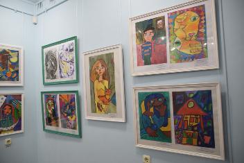 В картинной галерее Ващенко открылась выставка учащихся средней школы № 19