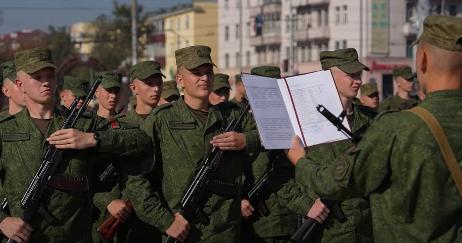 52 первокурсника военно-транспортного факультета БелГУТа приняли военную присягу