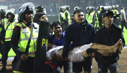 Почти 130 человек погибли в давке на футбольном стадионе в Индонезии