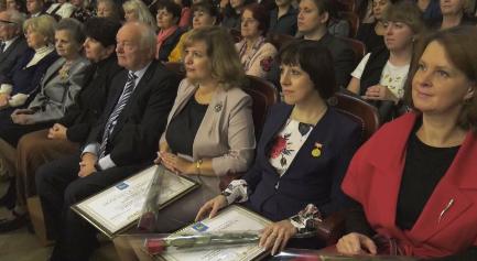 Лучших представителей педагогической общественности Гомеля награждали на торжественном мероприятии в ДК железнодорожников (видео)