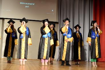 Фоторепортаж: сегодня иностранным студентам-выпускникам ГГМУ вручили дипломы