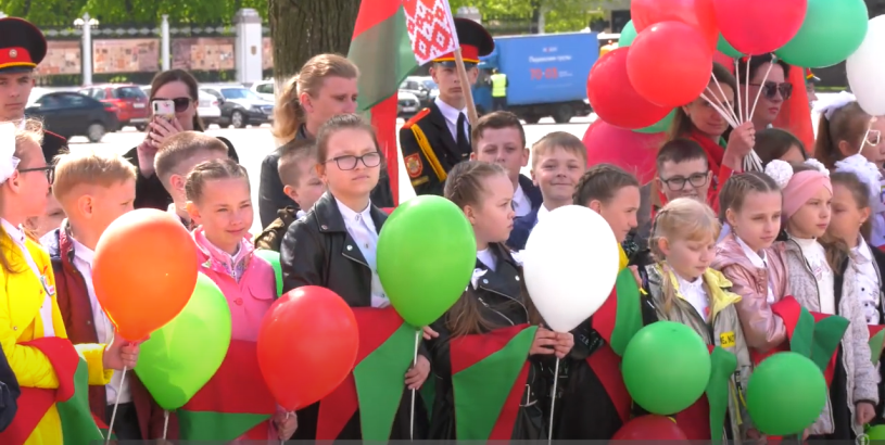 Праздник белорусской пионерии организовали на главной площади Гомеля у флагштока