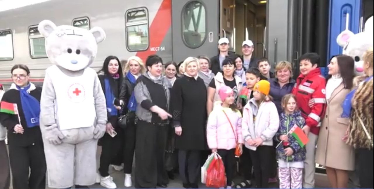 ВИДЕО. В Гомеле встретили очередную группу детей из зоны боевых действий