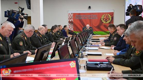 Лукашенко поручил проинформировать широкую общественность о складывающейся военно-политической обстановке