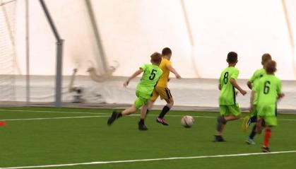 Областные соревнования среди детей и подростков по футболу «Кожаный мяч» проходят в Гомеле (видео)