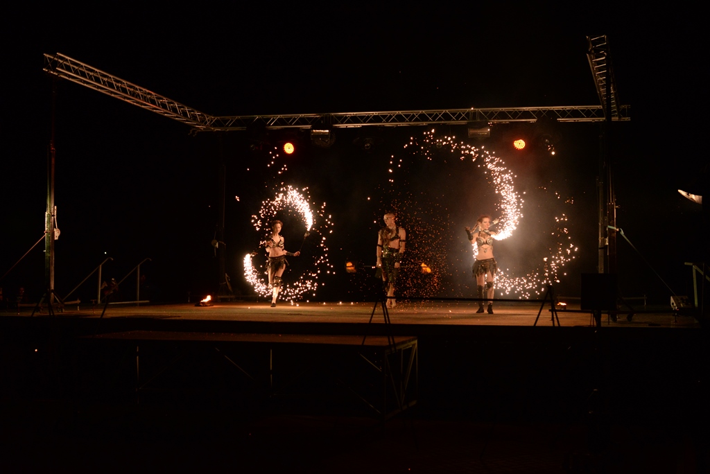 Финальной яркой точкой празднования 880-летия Гомеля стало масштабное огненное шоу на Билецком спуске (видео)